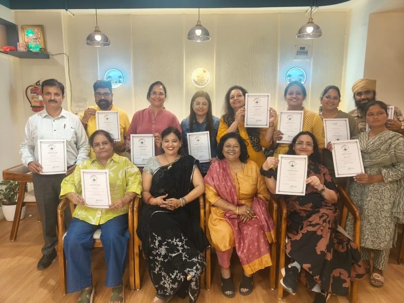 Dr. Abha Jain seated with a batch of course participants holding their certificates